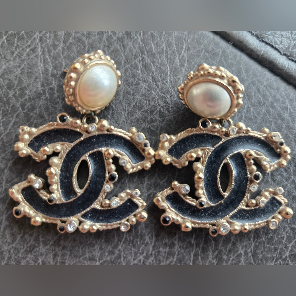 Chanel 12A Baroque Faux Pearl Black Enamel CC Drop Earrings